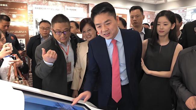 刘强东见证宿迁队进球后振臂高呼刘强东见证宿迁队进球后振臂高呼，激情与荣耀的瞬间