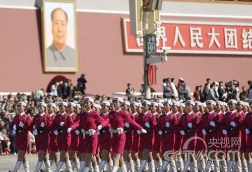 大四女生参与民兵方队亮相阅兵的视频大四女生参与民兵方队亮相阅兵，勇敢追梦，展现青春风采