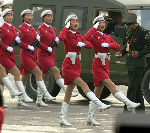 受阅女民兵返乡后为乡亲踢正步受阅女民兵返乡，踢正步展现风采，乡亲热情迎接